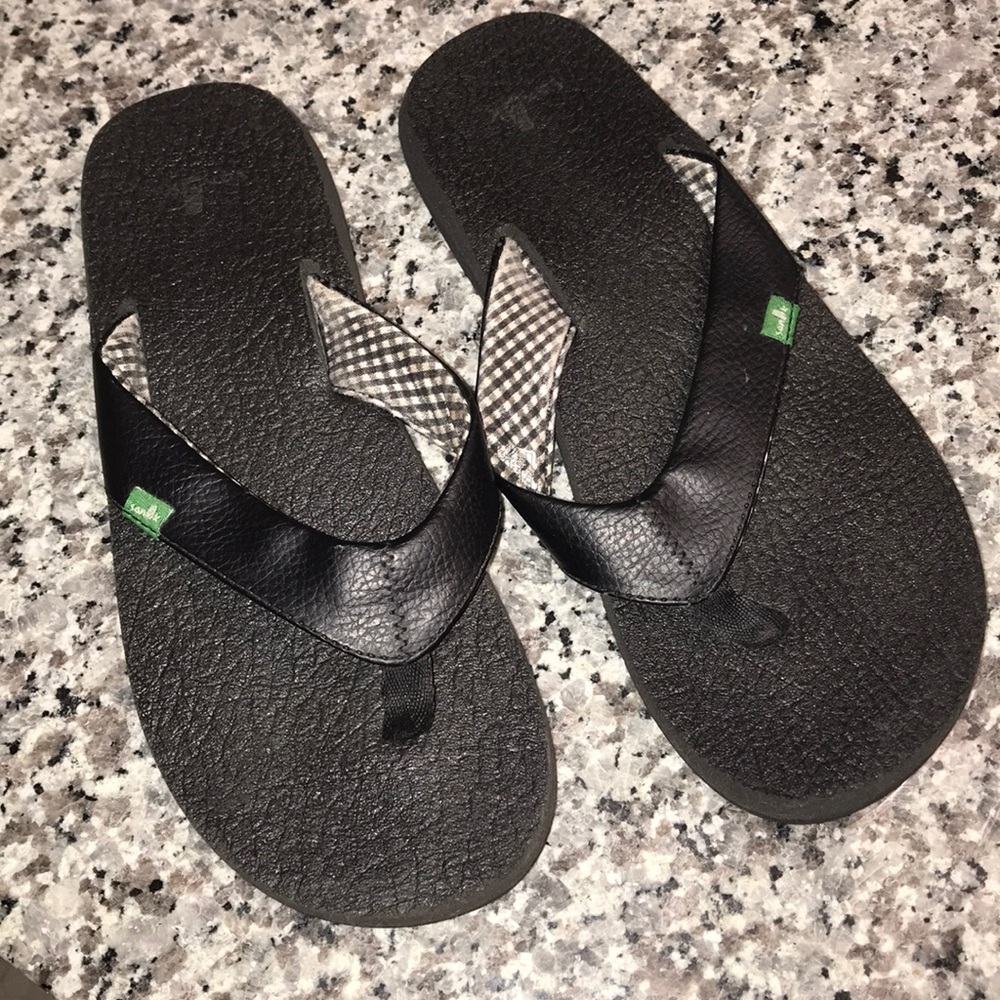 SANUKS FLIP FLOPS